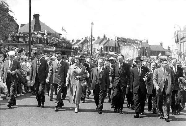 Bedlington Miners Picnic - The leaders walk to the picnic ground in front of the many