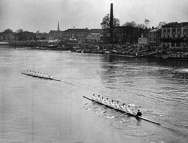 Cambridge leading Oxford by 1 length in the 1953 University boat race. March 1953