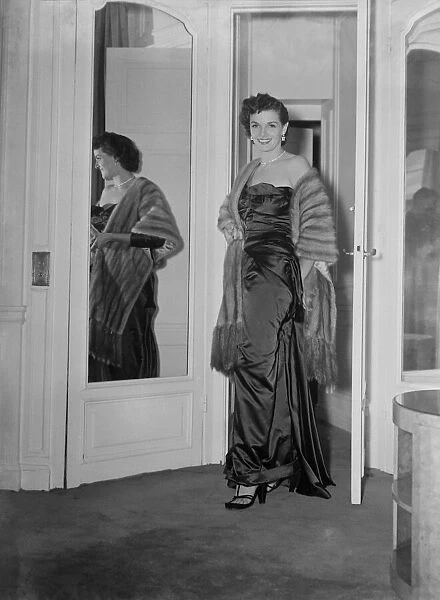 Film Star Jane Russell arrives in England. September 1948 020234  /  1