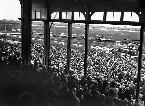 A general view of the crowd who welcomes pilot Miss Amy Johnson at Geelong in Victoria