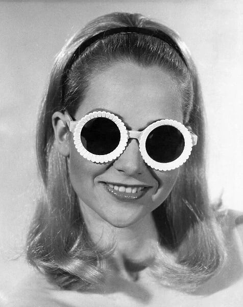 Glasses : Spectacles : Sun Glasses fashion. April 1968 P018630