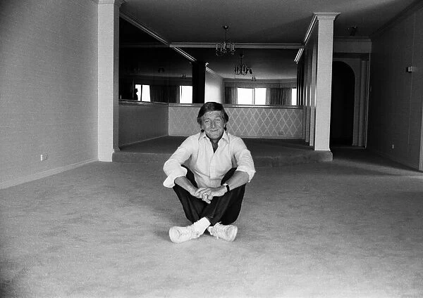 Michael Parkinson pictured at his new apartment in Sydney. 1st June 1982