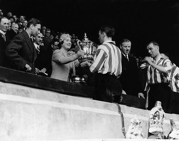 Queen Mother presents the FA Cup to Sunderland captain 1937