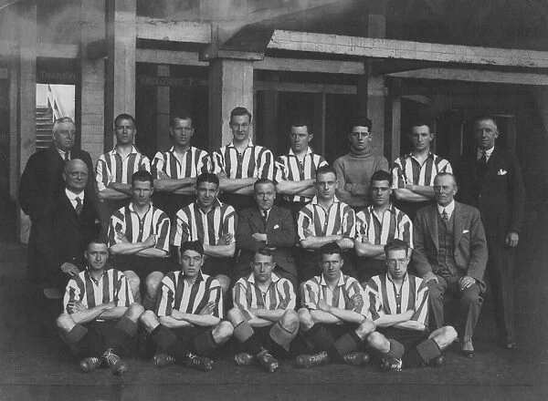 Sunderland AFC 1932  /  33 Prior, Alex Hall, Jock MacDougall, Clark, Harry Shaw