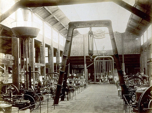 Exhibition room for mechanical structures regarding a locomotive. At the center of the room a locomotive crane