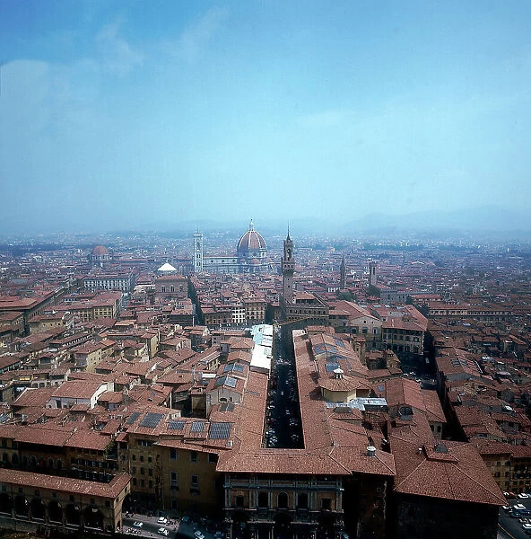 Florence: historic center - Galleria degli Uffizi in the forefront