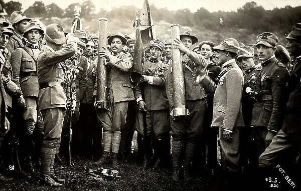 A group of Italian legionaries holds artillery pieces in their hands. Among them, Gabriele D'Annunzio can be recognized. The photograph was taken after the occupation of Fiume