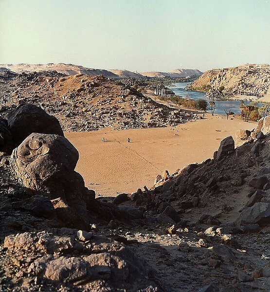 The Nile and the desert landscape around the first sluice, in Upper Egypt