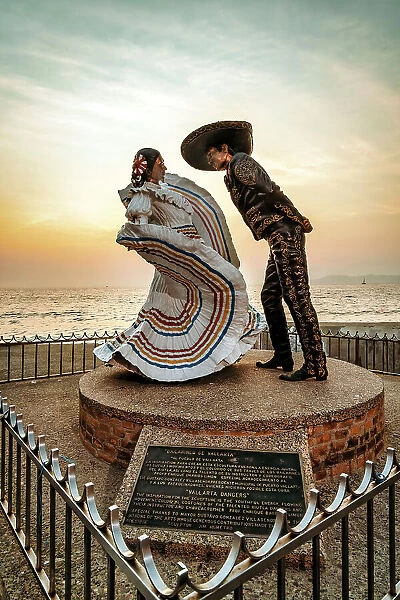 Mexico, Puerto Vallarta, Vallarta Dancers, Bailarines de Vallarta, sculpture by Jim Demetro
