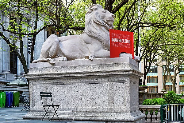 New York City, Manhattan, NY Public Library, Fortitude Lion Statue