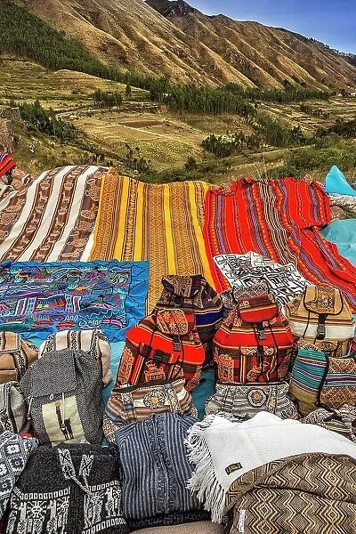 Peru, Cuzco, Tambomachay, display of arts and crafts