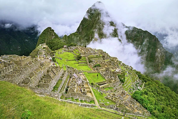 Peru, Machu Picchu ruins, overview of city and Huayna Picchu mountain