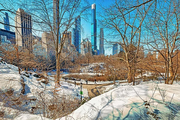 USA, New York City, Manhattan Central Park, Gapstow bridge in winter with snow, skyscrapers