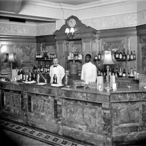 Bartenders at the Trocadero Restaurant DD76_00013