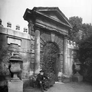 Chelsea Gate, Chiswick House c. 1900 DD54_00112