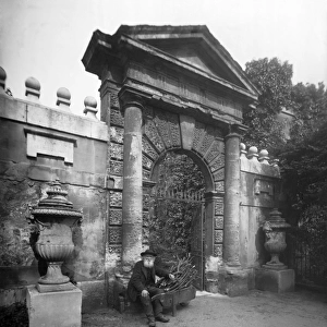 Chelsea Gate, Chiswick House c.1900 DD54_00112