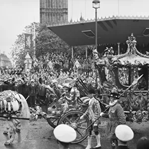 Royal occasions Canvas Print Collection: Coronation procession 1953