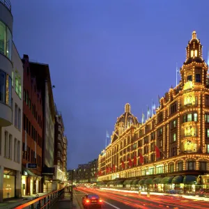 Harrods illuminated at night K000058