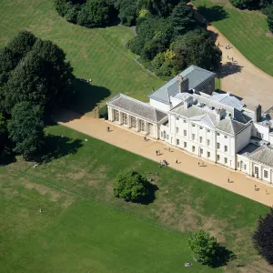 Kenwood House Collection: Kenwood House gardens