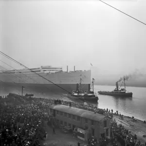 The launch of the RMS Aquitania BL22100_027