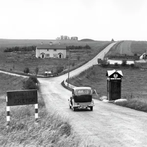 Stonehenge ahead FL01500_02_003