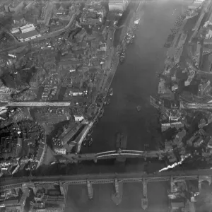 Tyne Bridge under construction EPW019820