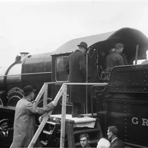 King George V entering the cab of No 4082 Windsor Castle, 1924