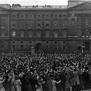 Crowds outside Buckingham Palace - royal wedding 1947