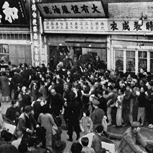 Crowds outside a Shanghai rice shop
