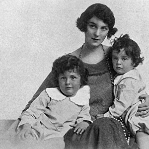 Freda Dudley Ward and daughters