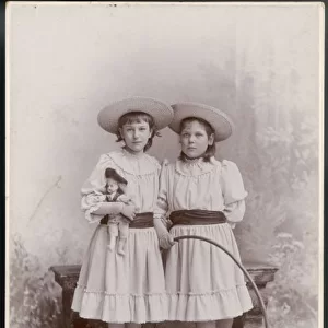 Girls & Hoop / Photo 1890S