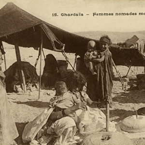 Nomadic women mince the grain, Ghardaia