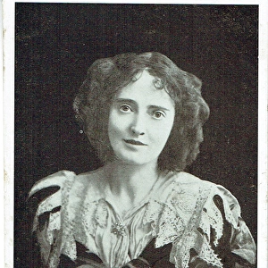 Photograph of Dorothea Baird as Queen Henrietta in Charles I