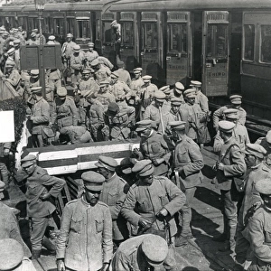 Portuguese soldiers disembarking from train, WW1