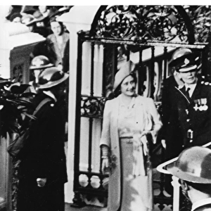 Queen Elizabeth with Superintendent Peto, WW2