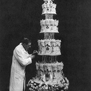 Queen Elizabeths wedding cake