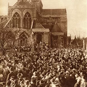 Royal Wedding 1947 - crowds at Romsey