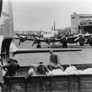 Berlin Airlift cargo unloading, 1948-9 C016 / 4232