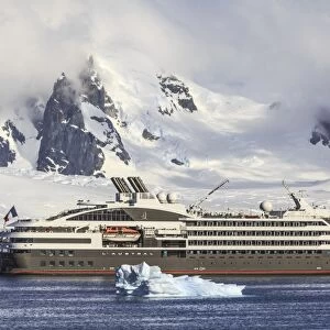 Cruise ship L Austral sailing Antarctica F008 / 3640