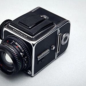 Medium format film camera