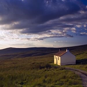 England, Cumbria, Hartside. A small cottage located within the barren landscape of