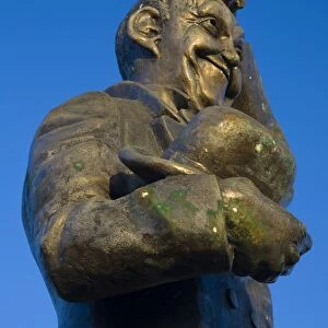 England, Tyne & Wear, North Shields. Statue of Stan Laurel, half of the world famous comedy double-act Laurel and Hardy, who lived in North Shields and attended the Kings School in Tynemouth before