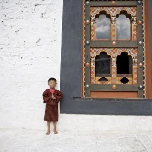 Bhutanese boy in traditional dress, Trashi Chhoe Dzong, Thimphu, Bhutan, Asia