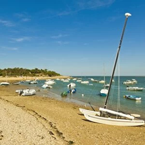 Boats moored in the entrance to Fier d Ars by the beach at La Patache, Les Portes-en-Re
