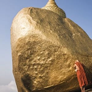 Buddhist Monk praying at Golden Rock (Kyaiktiyo Pagoda), Mon State, Myanmar (Burma), Asia