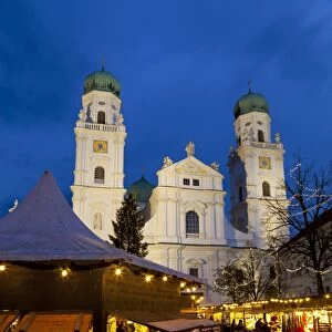 Christmas Market in front of the Cathedral of Saint Stephan, Passau, Bavaria, Germany