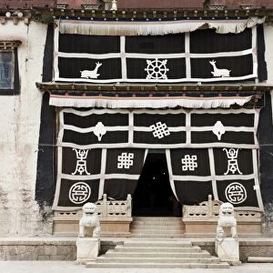 Entrance, Gedan Song Zanling Temple, Shangri-La (Zhongdian), Yunnan Province, China, Asia