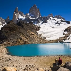 Hikers at Lago de los Tres (Laguna de los Tres) with Mount Fitz Roy (Cerro Chalten) behind