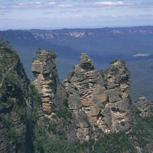 Landscape of the Three Sisters rock formations in the Blue Mountains at Katoomba
