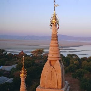 Lawkahtipan and Irrawaddy River, Bagan (Pagan), Myanmar (Burma), Asia